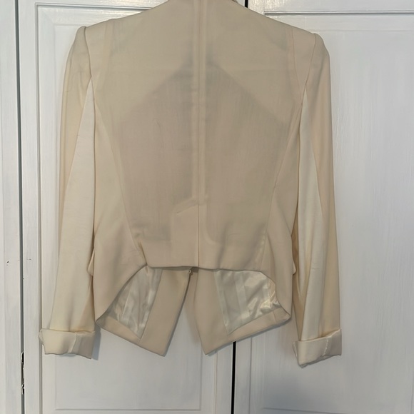 Barely worn BCBG blazer light shoulder pads - Picture 4 of 4